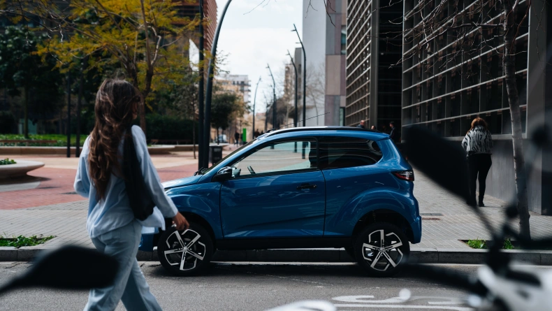 AIXAM licence-free cars Crossover SITU_CROOVR_BLS_PNG (1).jpg